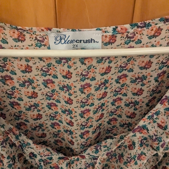 Light Short Sleeve Floral Top 2x - Picture 2 of 4